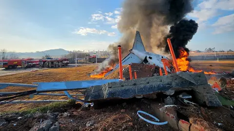 El avión de Jeju Air, cubierto por las llamas El avión de Jeju Air, cubierto por las llamas