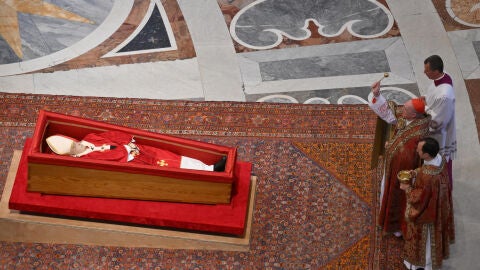Los restos del papa Francisco en la capilla ardiente/ ALESSANDRO DI MEO/ Reuters