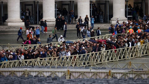 Miles de fieles esperan para despedir al papa/ REUTERS/Yara Nardi