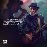 Detrás con un revólver cuadrado