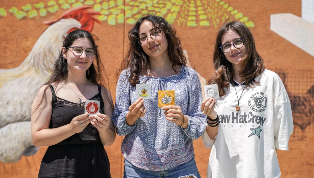 Se han creado adhesivos e imanes ilustrados por alumnos del IES Marc Ferrer con versos del cantador Pep Simon. Se han creado adhesivos e imanes ilustrados por alumnos del IES Marc Ferrer con versos del cantador Pep Simon.