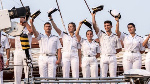 La princesa Leonor de Borbón (3i) saluda junto a sus compañeros durante la escala del Buque-Escuela de la Armada.