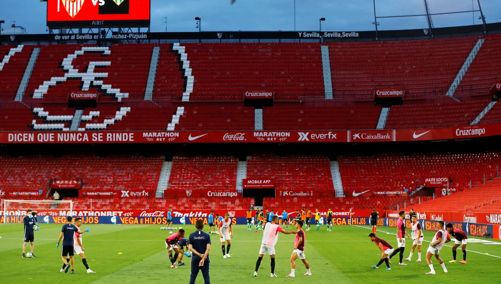 Jugadores realizan el calentamiento en un Sánchez Pizjuán vacío. Jugadores realizan el calentamiento en un Sánchez Pizjuán vacío.