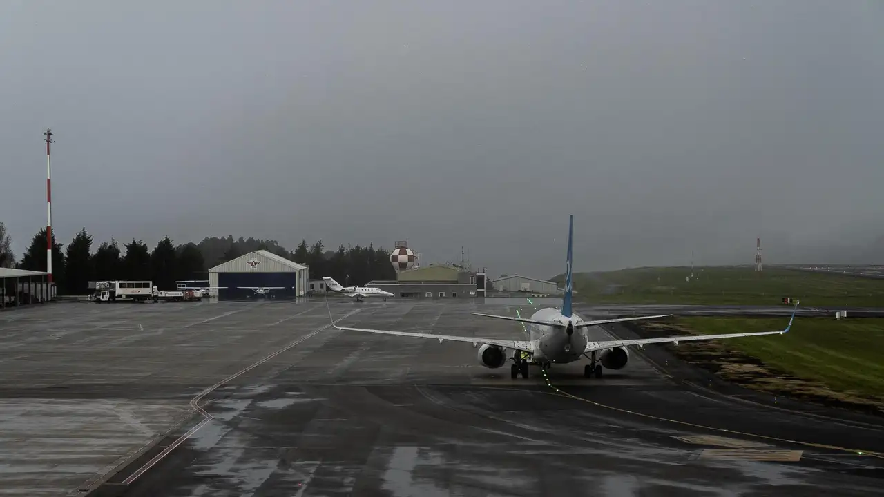 Un avión de la compañía Air Europa, a su llegada al Aeropuerto de Alvedro, a 4 de noviembre de 2023, en A Coruña Un avión de la compañía Air Europa, a su llegada al Aeropuerto de Alvedro, a 4 de noviembre de 2023, en A Coruña